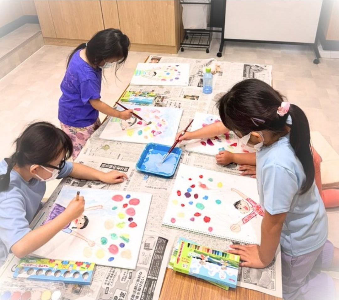 アトリエで絵を描くこどもたち